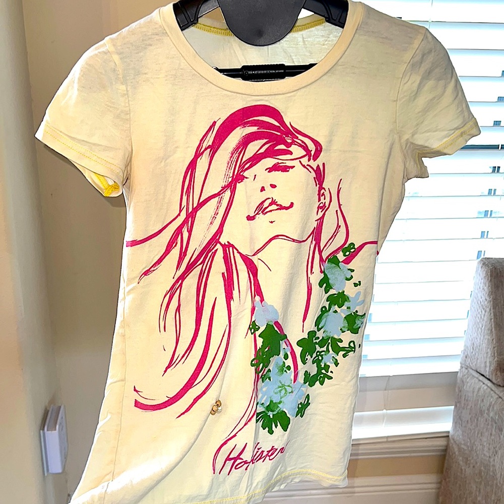 Hollister Graphic T